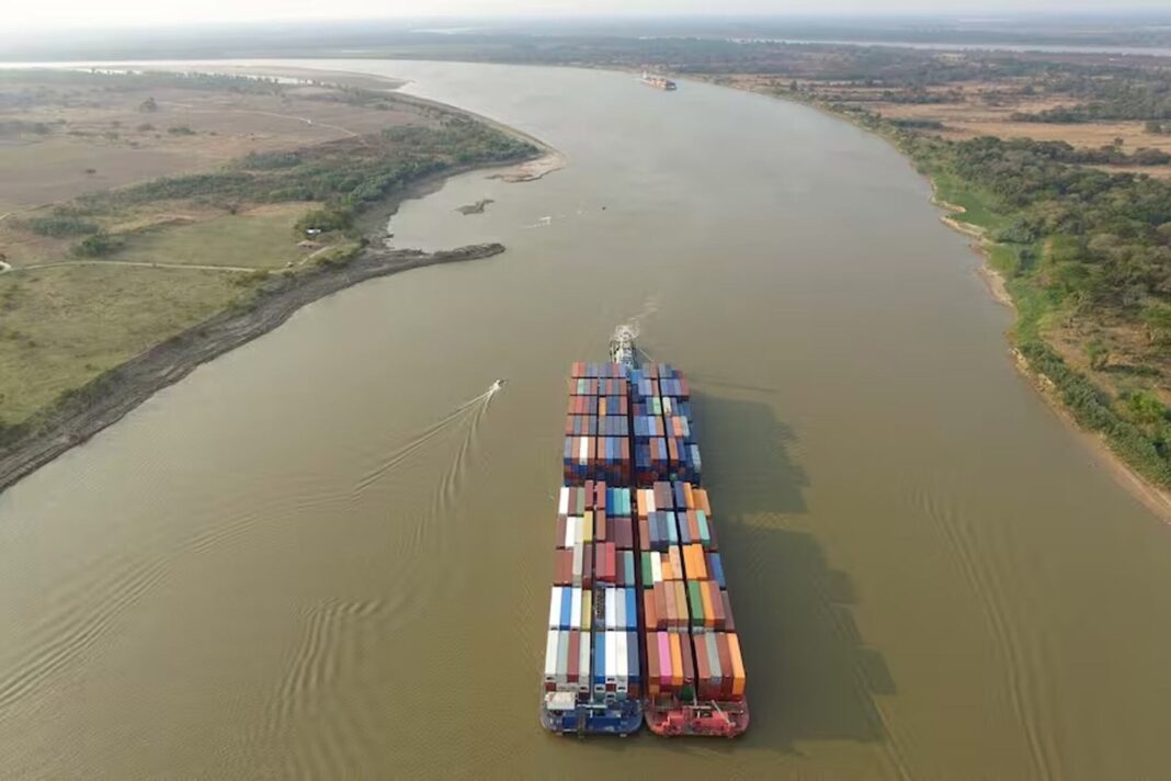 Buque navegando por la Hidrovía Paraná-Paraguay