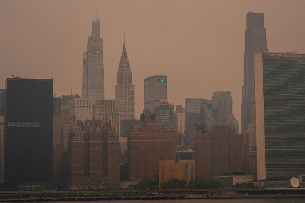 Estadio MetLife cubierto por humo de incendios forestales