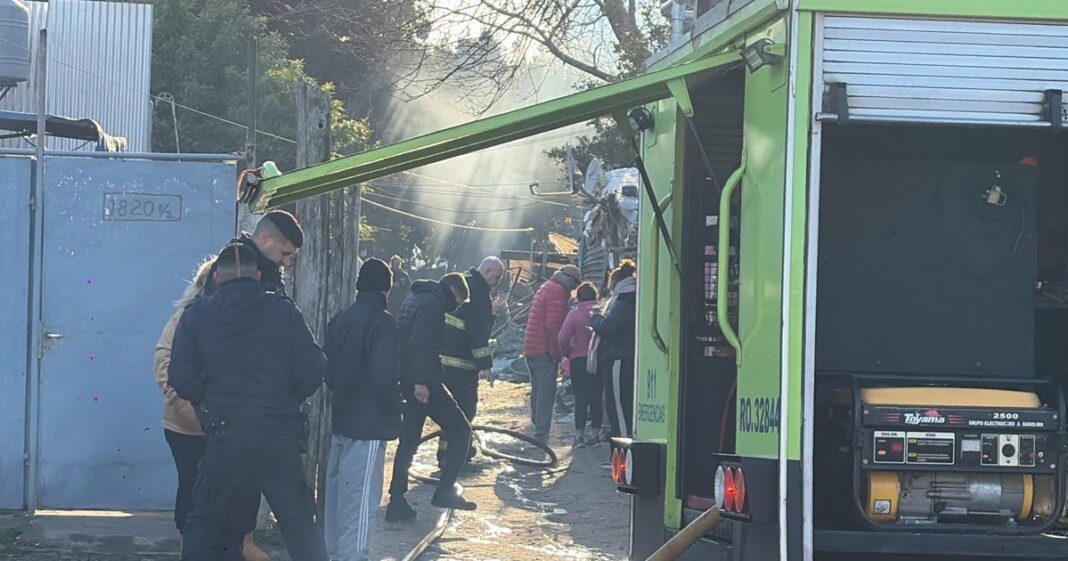 Bomberos trabajando en un incendio en una vivienda en La Plata