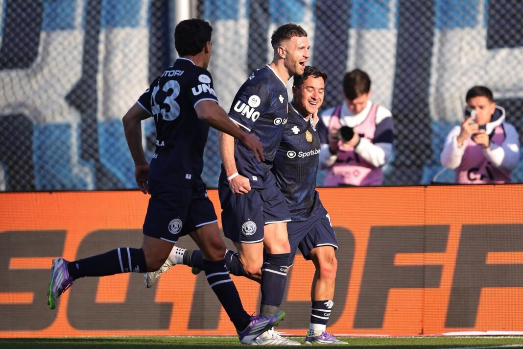 Jugadores de Independiente Rivadavia celebrando el gol de penal de Luciano Gómez ante Tigre en el estadio Julio César Villagra