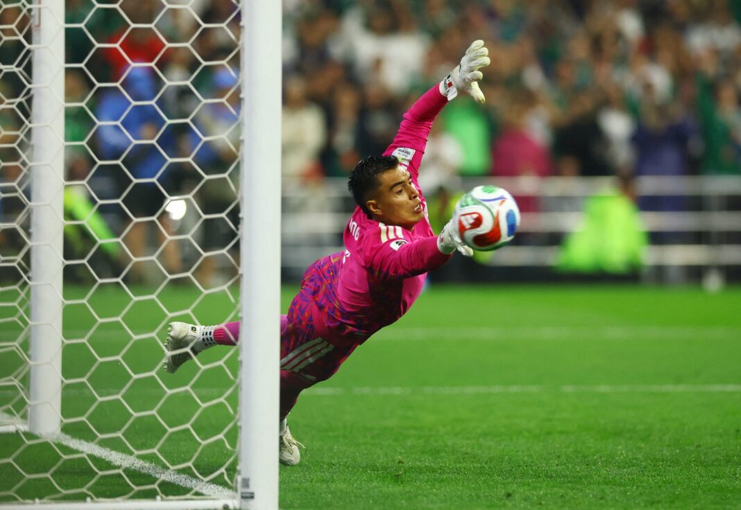 Jugadores de Inglaterra y México durante el partido de octavos de final del Mundial 2026 en el Estadio Ciudad de México