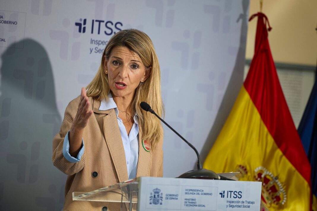 Oficina de la Inspección de Trabajo con personal administrativo