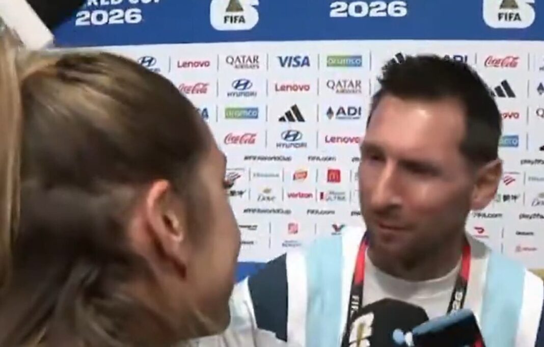 Lionel Messi conversa con la periodista Sofi Martínez en la zona mixta