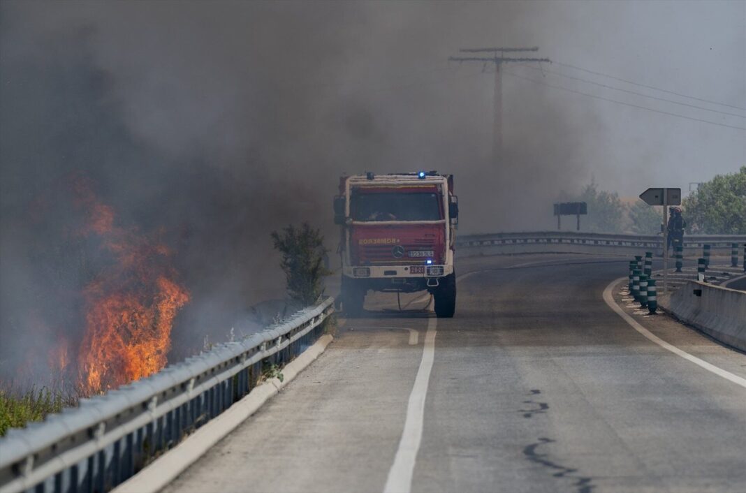 Tren AVE detenido por incendio cercano a las vías