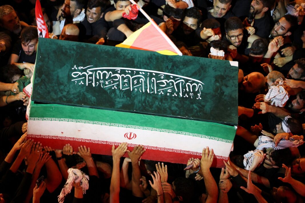 Multitud en el funeral de Ali Khamenei en Mashhad