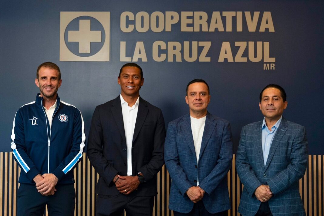 Joel Huiqui durante su presentación como entrenador de Cruz Azul