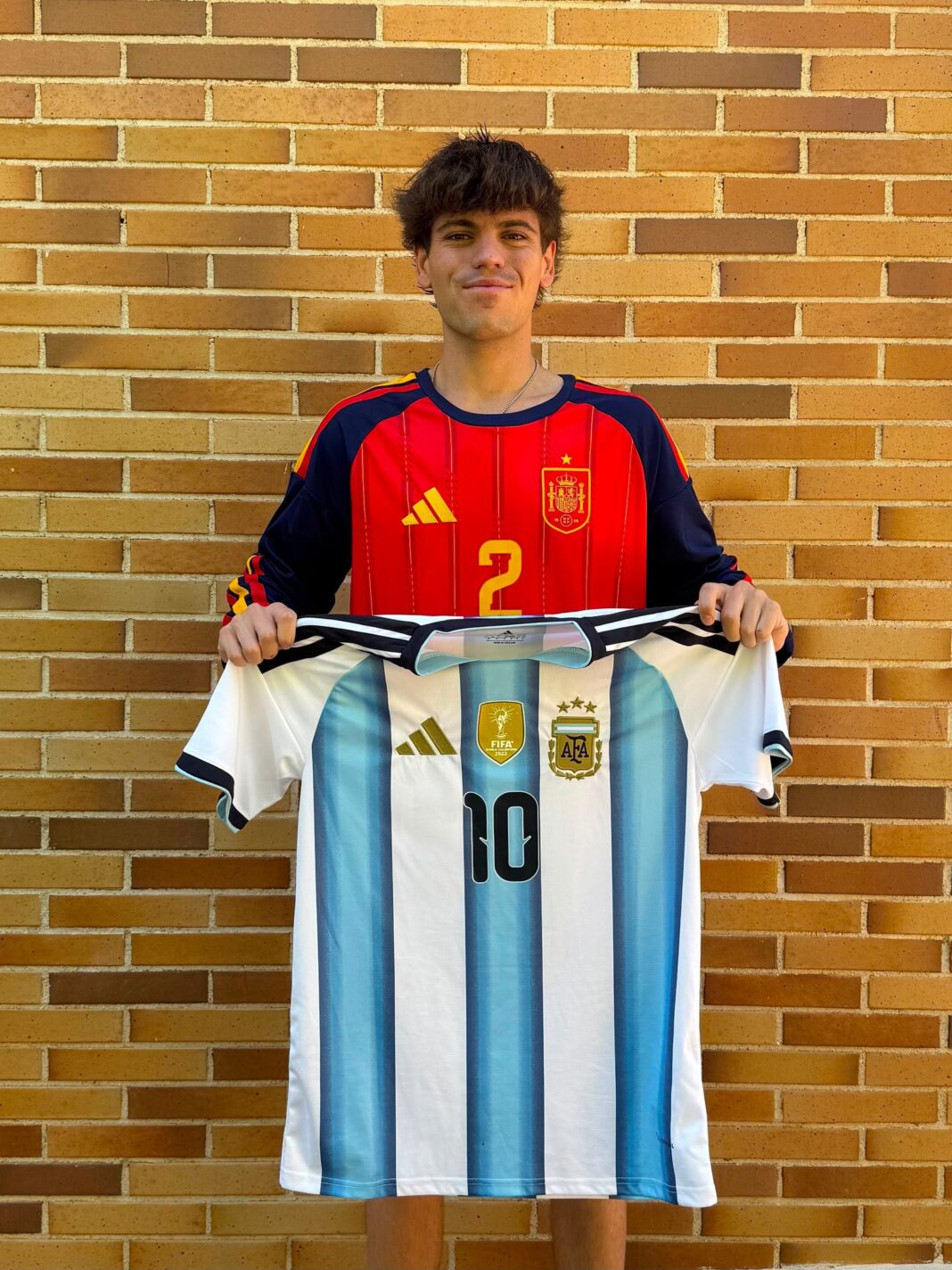 Bandera de España y Argentina entrelazadas en un partido de fútbol
