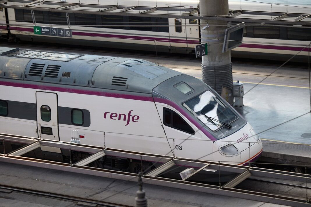Tren de Renfe en estación