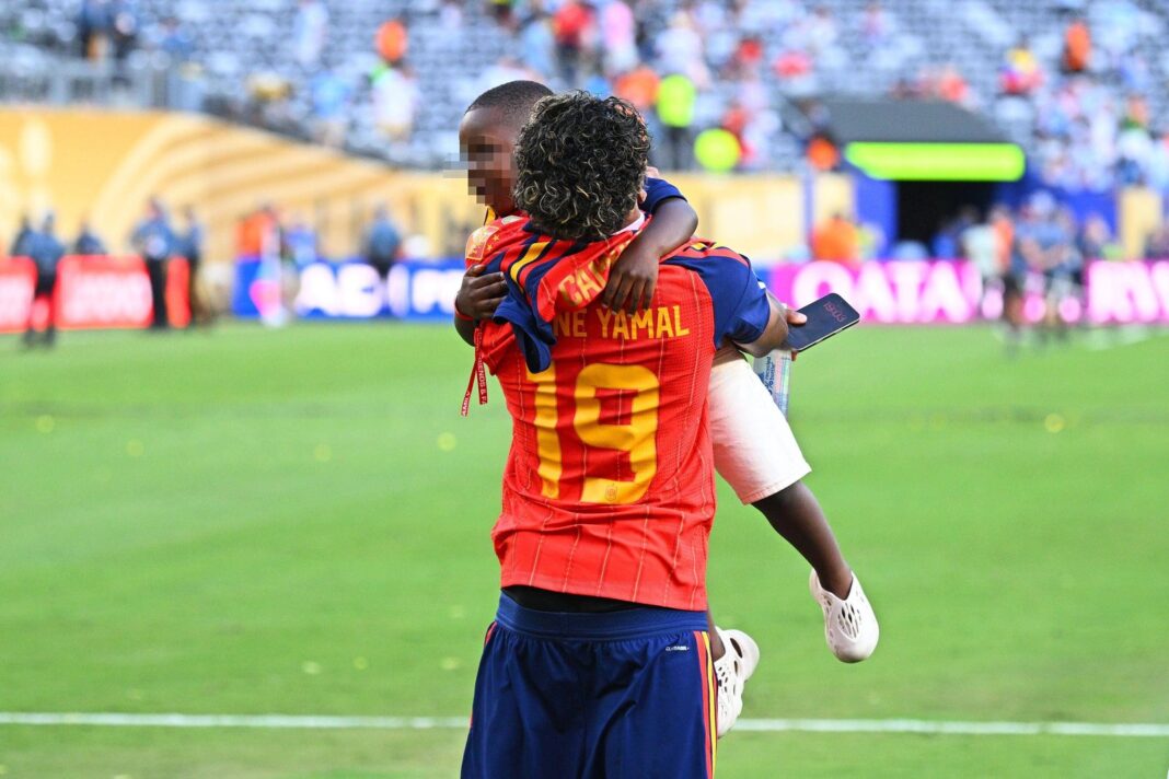 Lamine Yamal abraza a su hermano Keyne en el campo del MetLife Stadium tras la final del Mundial 2026