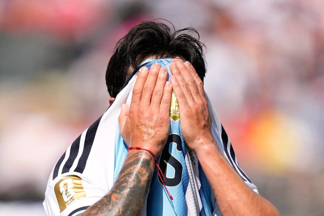 Leandro Paredes, Cuti Romero y Lautaro Martínez posan junto a Lisandro Martínez en el campo de juego tras la final del Mundial 2026