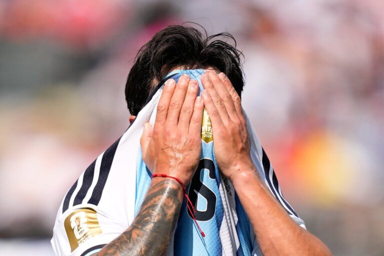 Leandro Paredes, Cuti Romero y Lautaro Martínez posan junto a Lisandro Martínez en el campo de juego tras la final del Mundial 2026