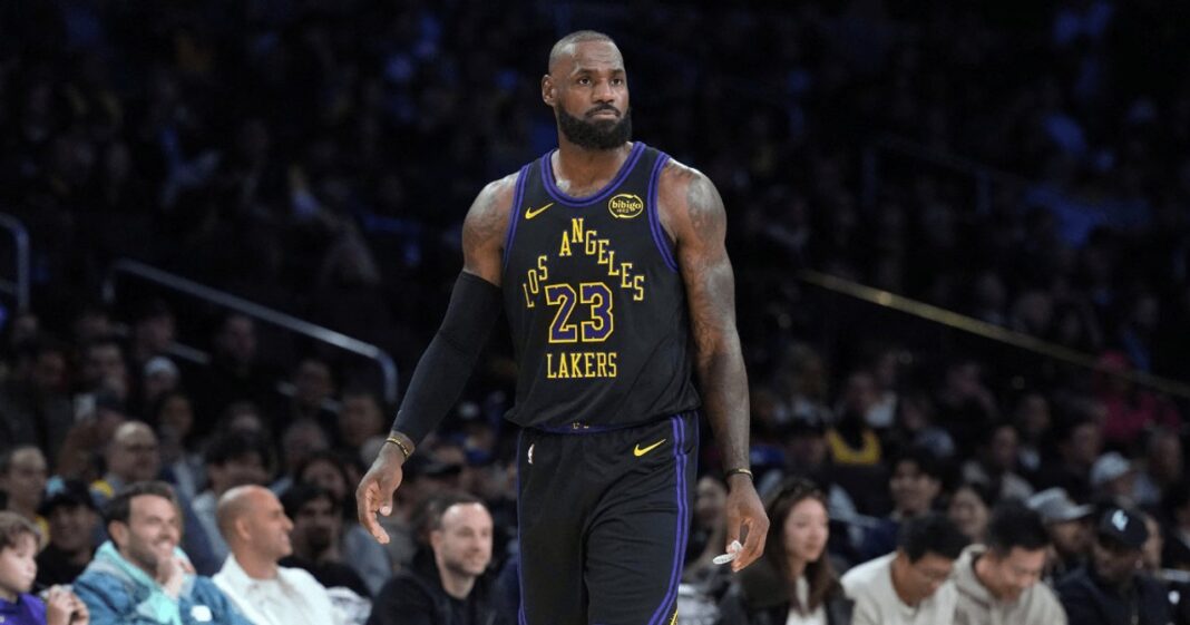 LeBron James con la camiseta de Philadelphia 76ers