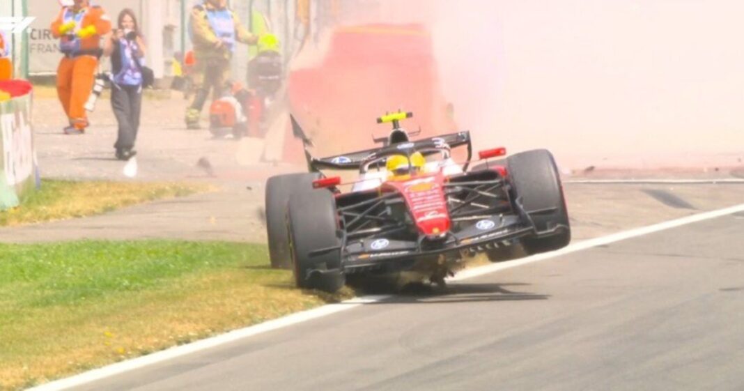 Lewis Hamilton fuera de su Ferrari SF-26 tras el choque en la práctica del GP de Bélgica