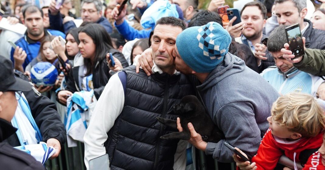Lionel Scaloni firmando autógrafos en la puerta de su casa en Pujato