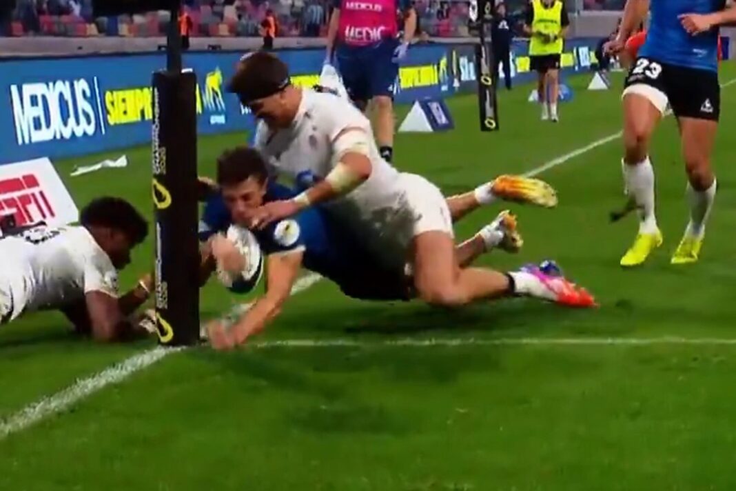 Jugadores de Los Pumas y de Inglaterra durante el partido en Santiago del Estero