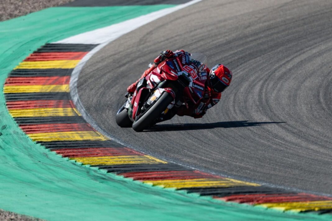 Marc Márquez celebrando su victoria en el Gran Premio de Alemania de MotoGP en Sachsenring