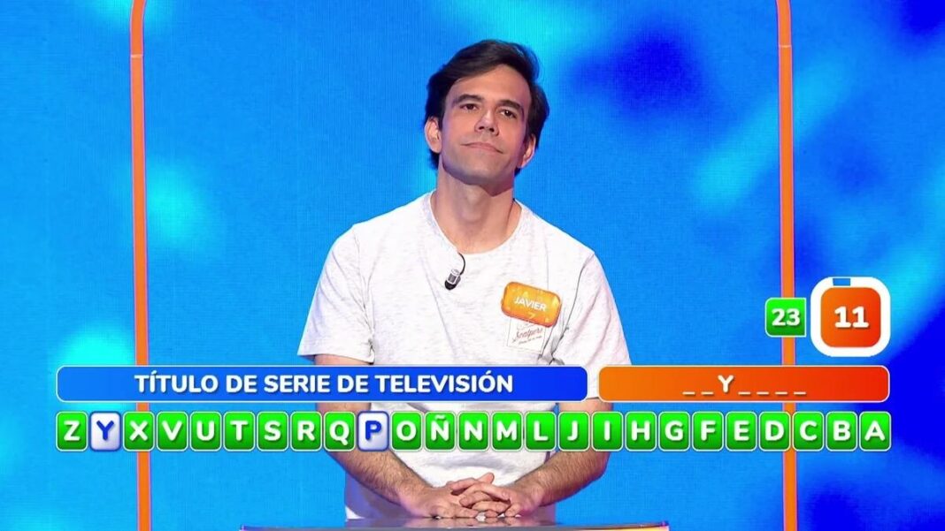 Logos de Mediaset y Atresmedia junto a los programas 'AlaZ' y 'Pasapalabra'