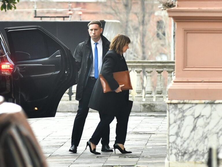 Patricia Bullrich arribando a la reunión de Mesa Política en Casa Rosada