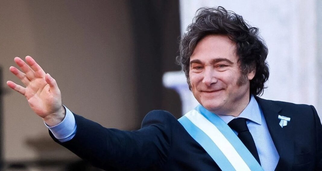 Javier Milei en la Quinta de Olivos con campera de YPF