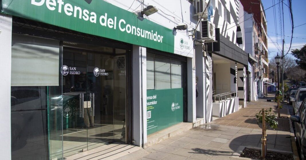 Imagen de un banco con un cartel de multa