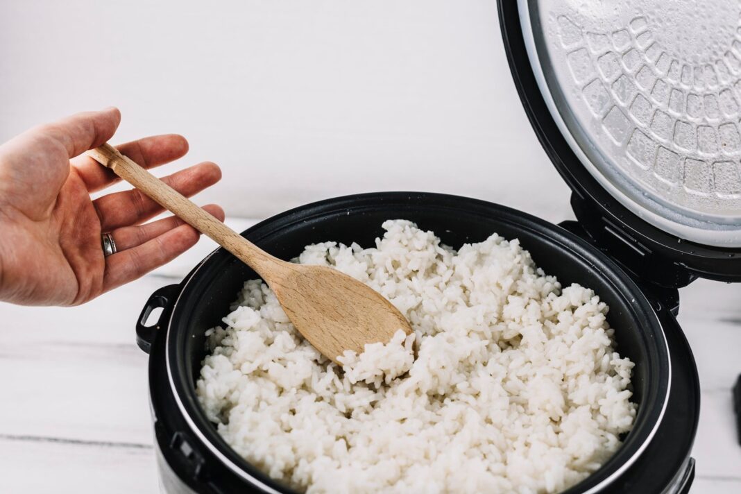 Plato de arroz blanco