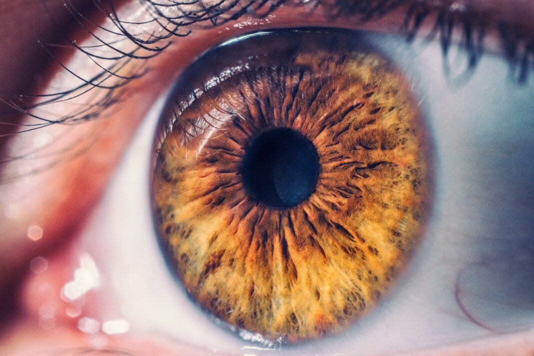 Oftalmólogo utilizando dispositivo GentleJect en cirugía de retina