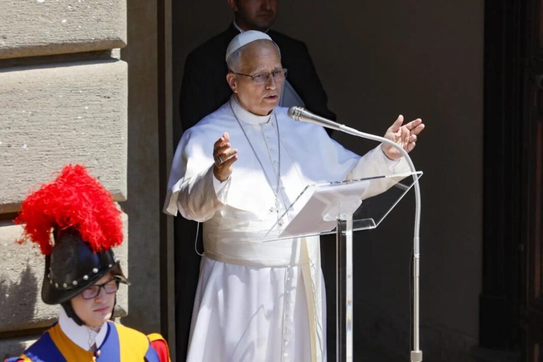 Papa León XIV durante el rezo del Ángelus en la Plaza de la Libertad en Castel Gandolfo