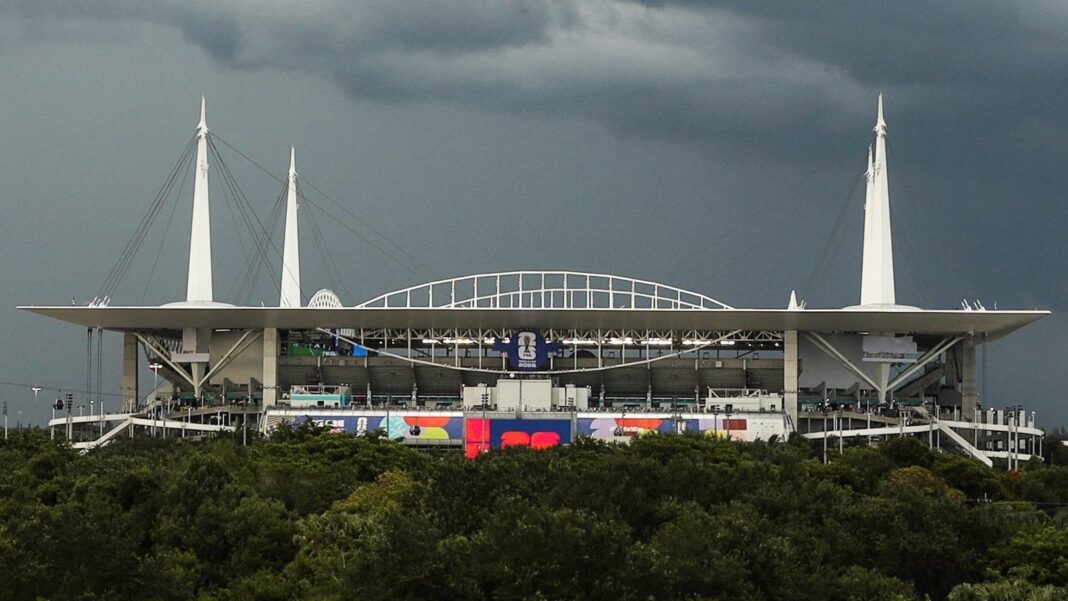 Estadio Hard Rock en Miami Gardens con público durante un partido de fútbol
