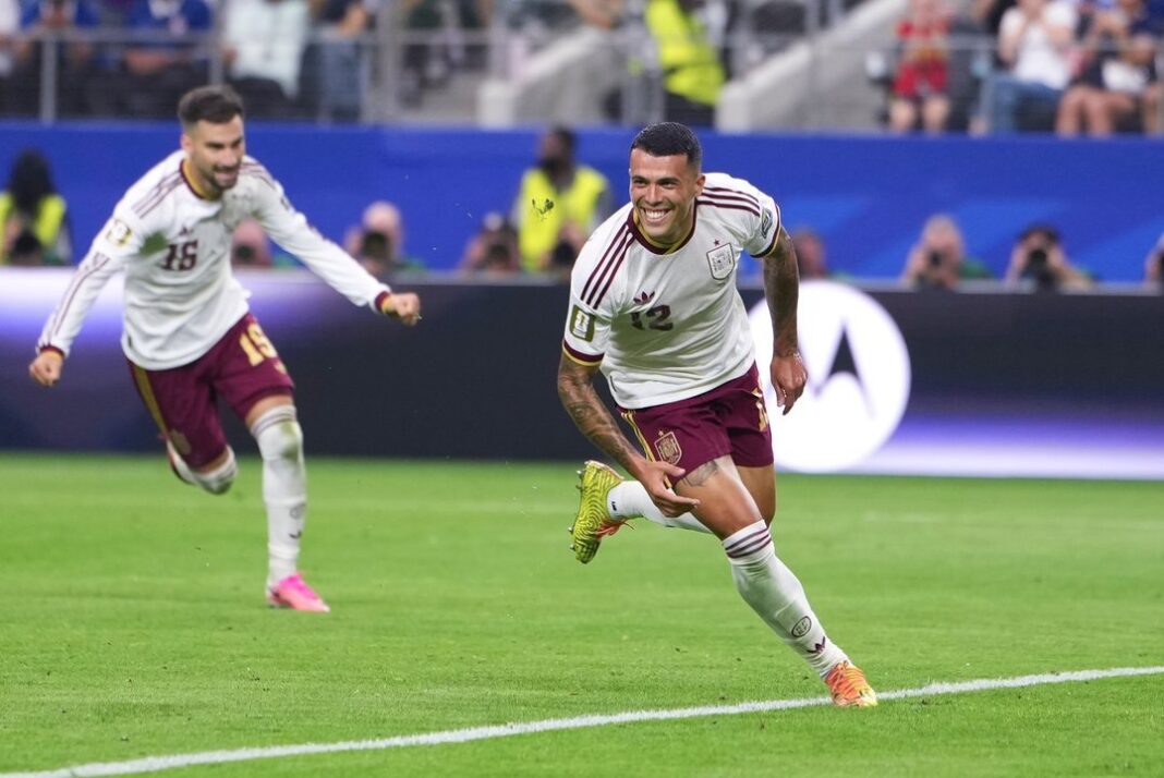 Pedro Porro celebrando un gol con la selección española