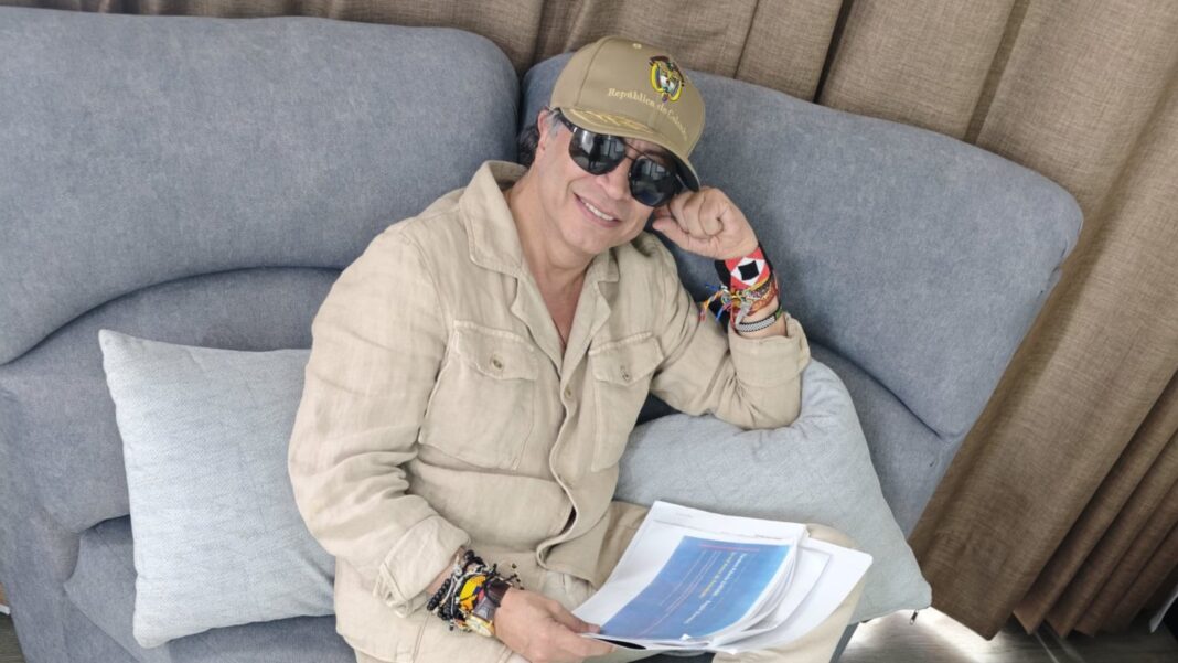 Gustavo Petro posando en una fotografía publicada en redes sociales