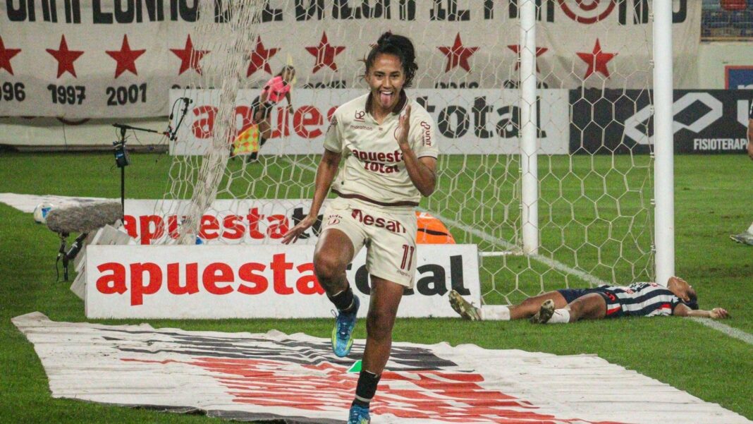 Pierina Núñez celebrando el gol del 3-0 de Universitario contra Alianza Lima