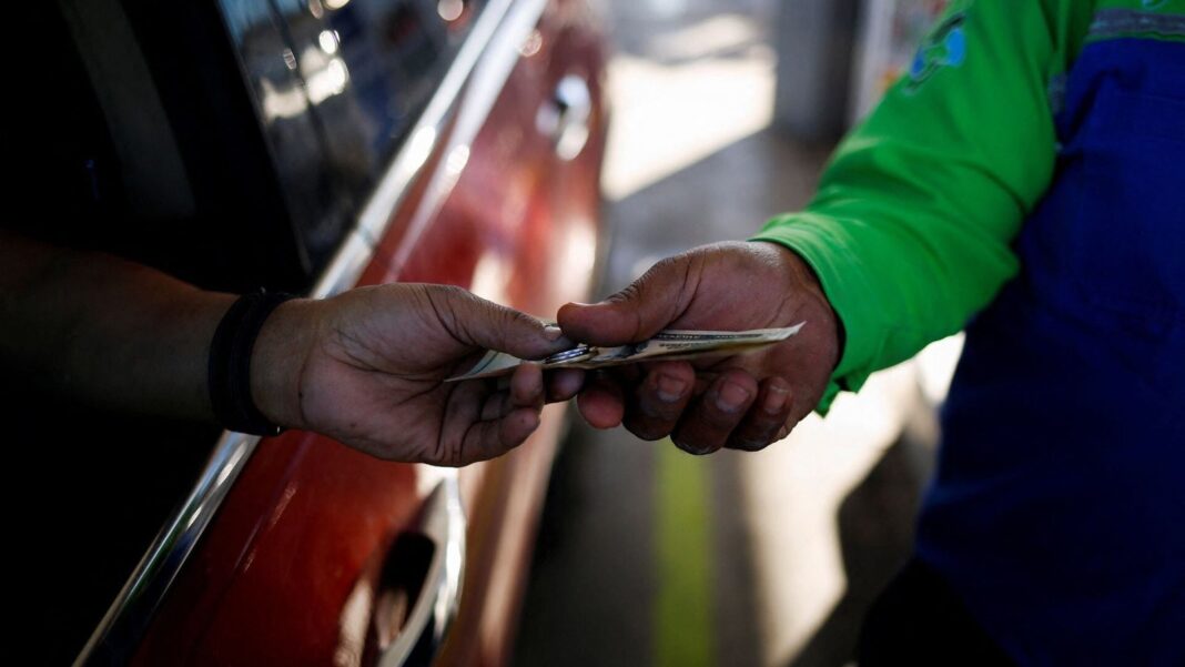 Surtidor de gasolina en una estación de servicio