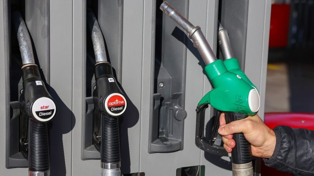 Estación de servicio con surtidores de combustible