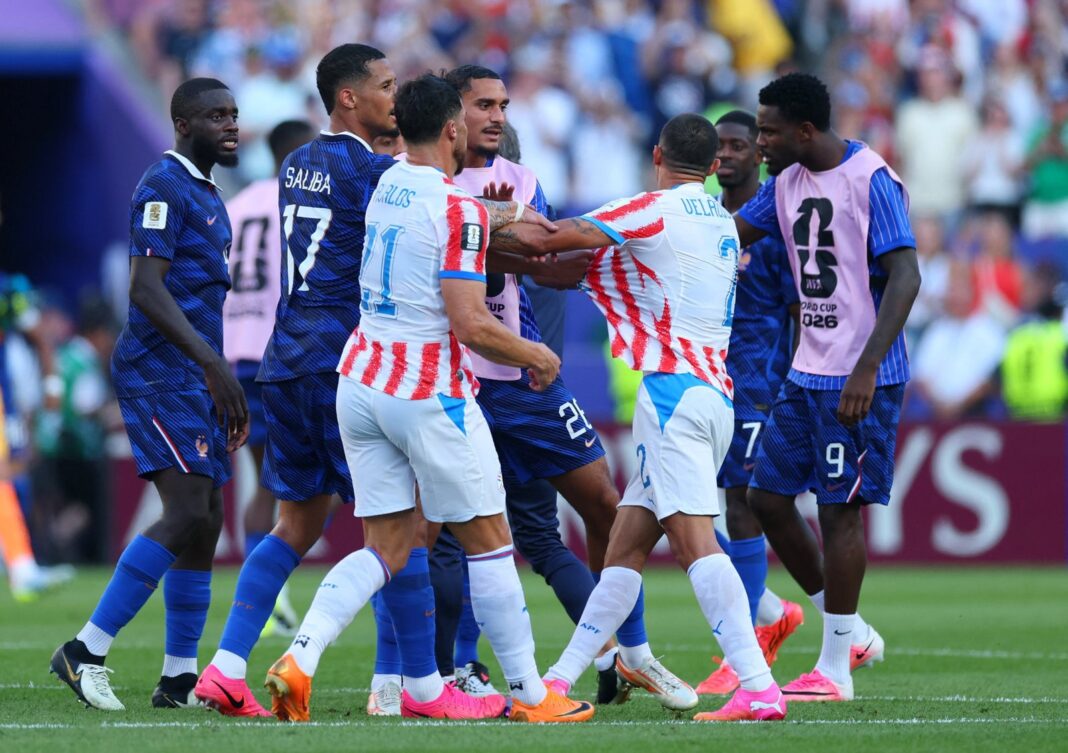 Jugadores de Paraguay y Francia en el Mundial