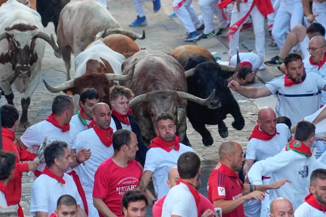 Imagen de la plaza Consistorial de Pamplona durante los Sanfermines