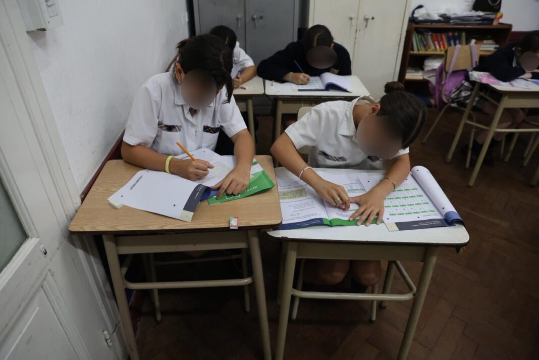 Estudiantes en un aula durante una prueba educativa