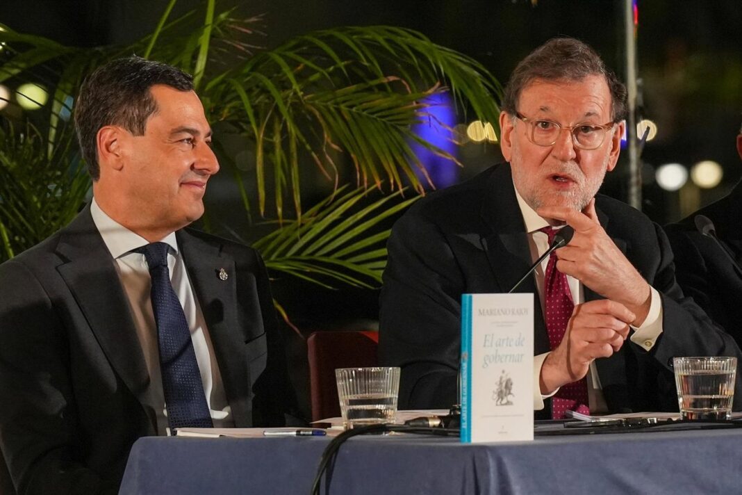 Mariano Rajoy y Juanma Moreno durante la toma de posesión en los jardines del Palacio de San Telmo, Sevilla