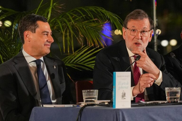 Mariano Rajoy y Juanma Moreno durante la toma de posesión en los jardines del Palacio de San Telmo, Sevilla