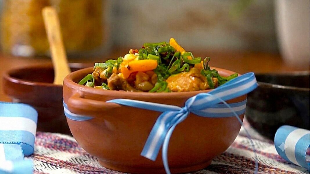 Olla de locro patrio con ingredientes tradicionales