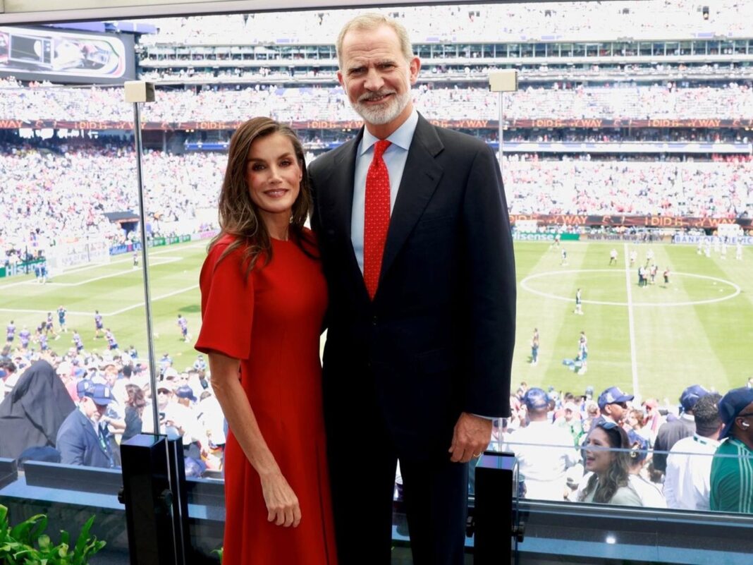 Reina Letizia con vestido rojo de Adolfo Domínguez en la final del Mundial