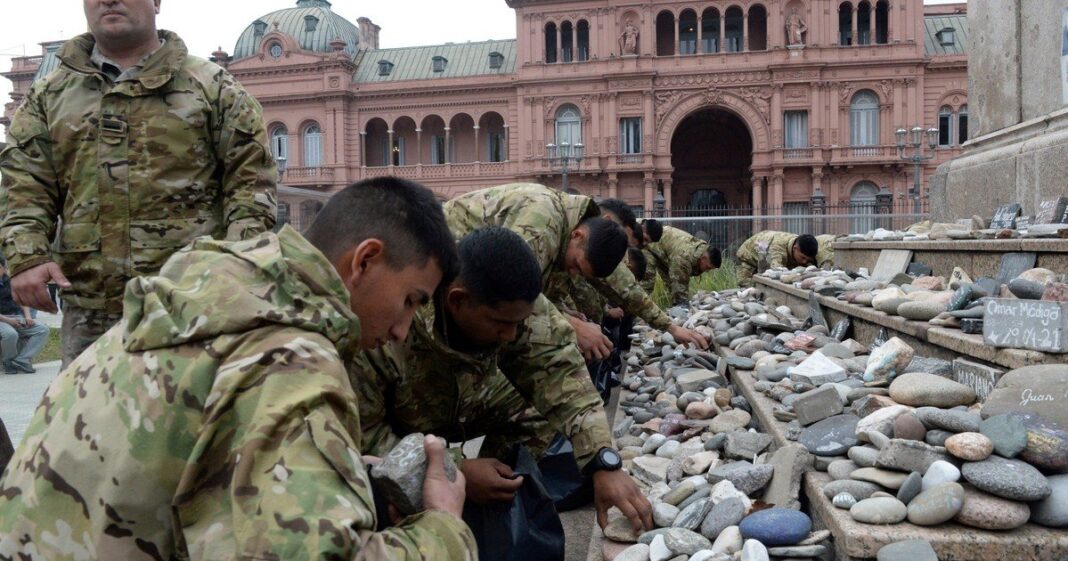 Piedras del memorial a las víctimas del Covid en Plaza de Mayo