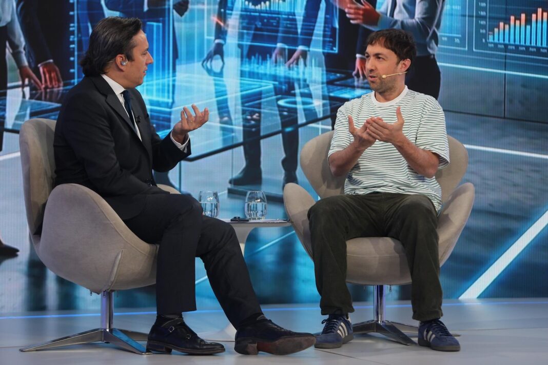 Imagen generada por IA de un personaje virtual durante una presentación sobre deepfakes