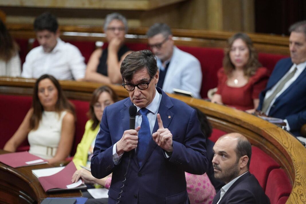 Salvador Illa durante la sesión de control en el Parlament