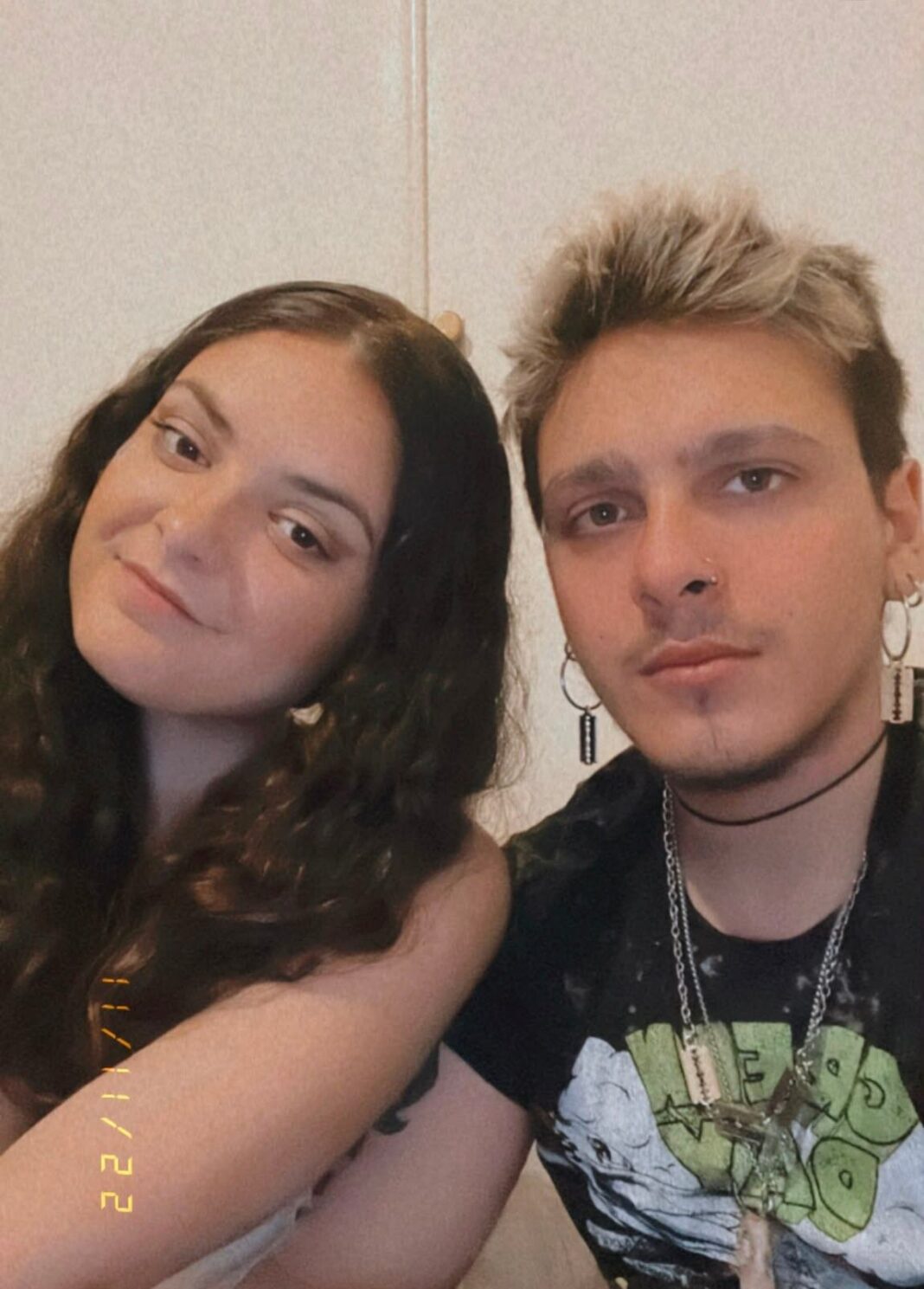 Pareja joven sonriendo abrazada