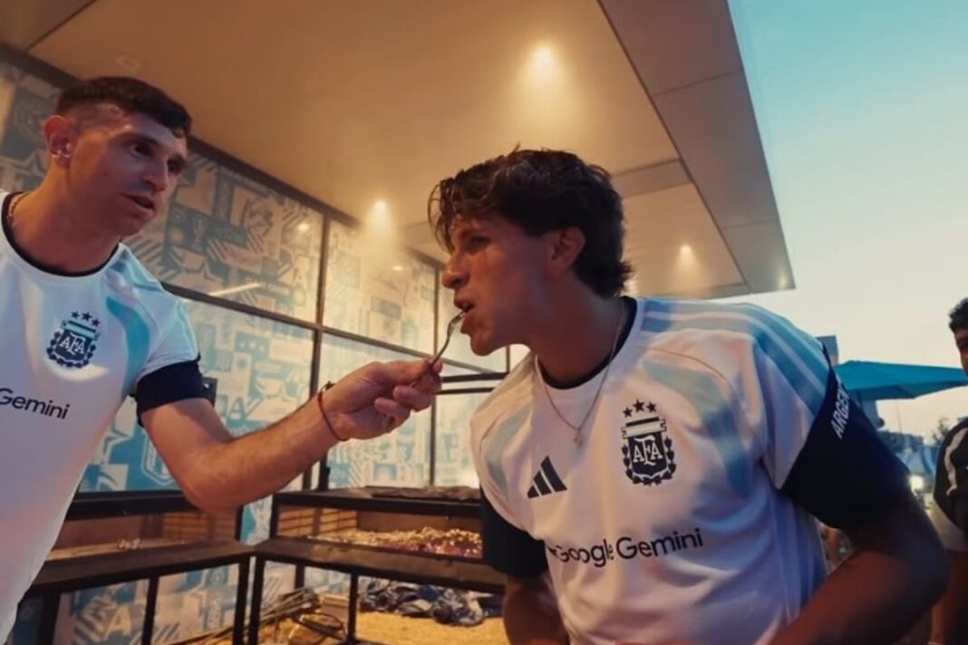 Jugadores de la selección argentina reunidos alrededor de una parrilla durante el asado cábala en la previa del partido contra Suiza