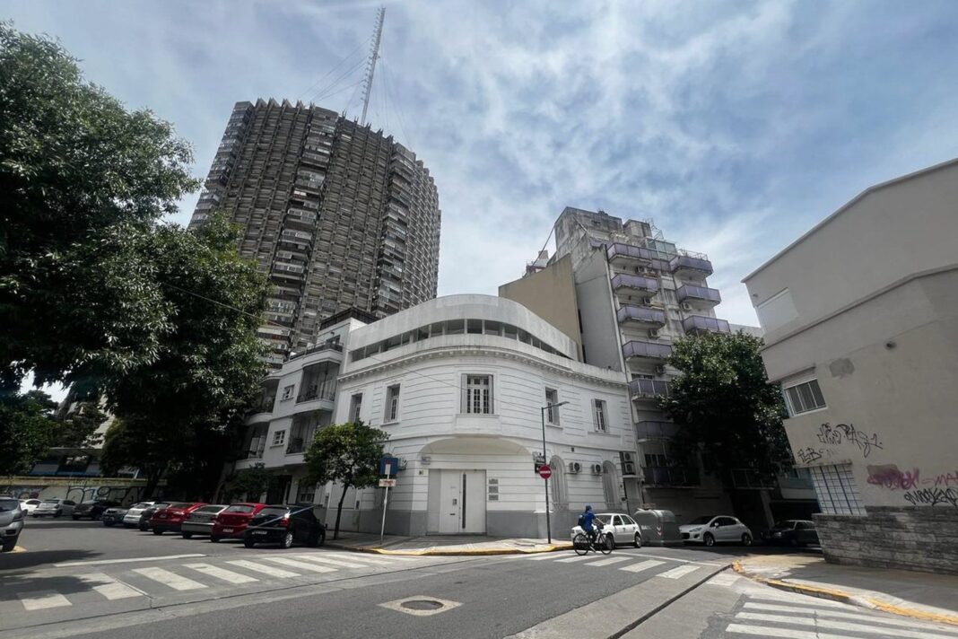 Fachada de edificio con cartel de subasta pública