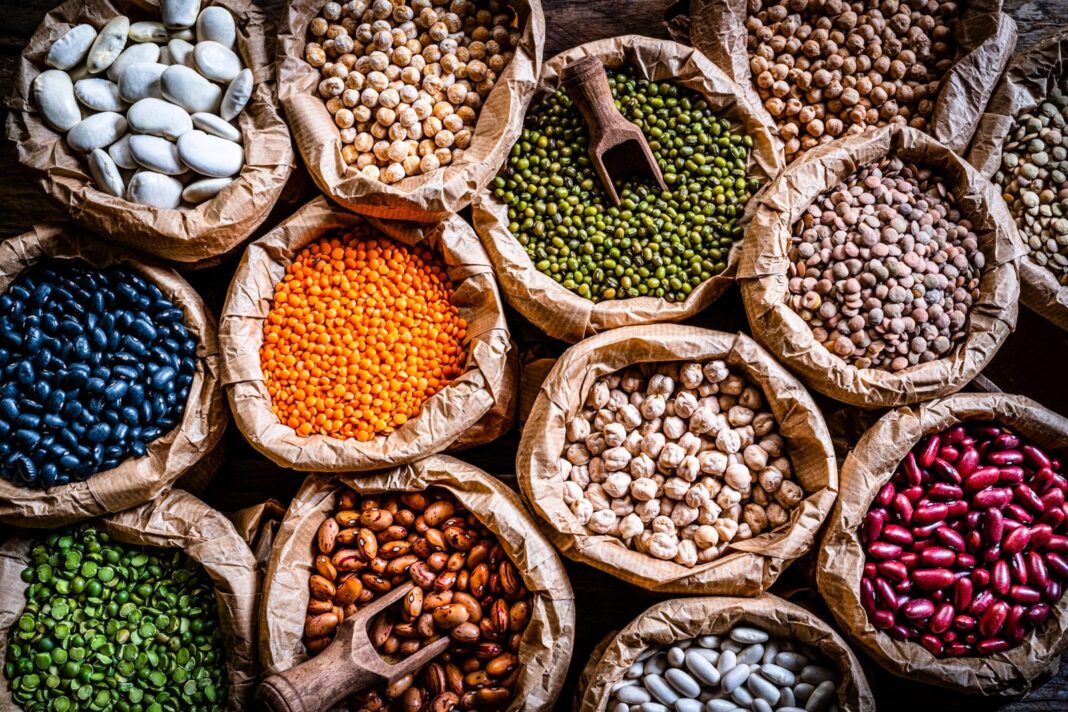 Alimentos ricos en fibra como verduras de hoja verde, granos integrales y frutas