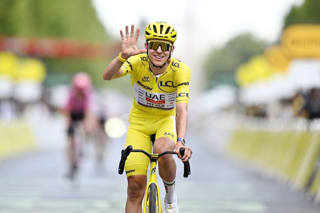 Tadej Pogacar con el maillot amarillo en el podio del Tour de Francia