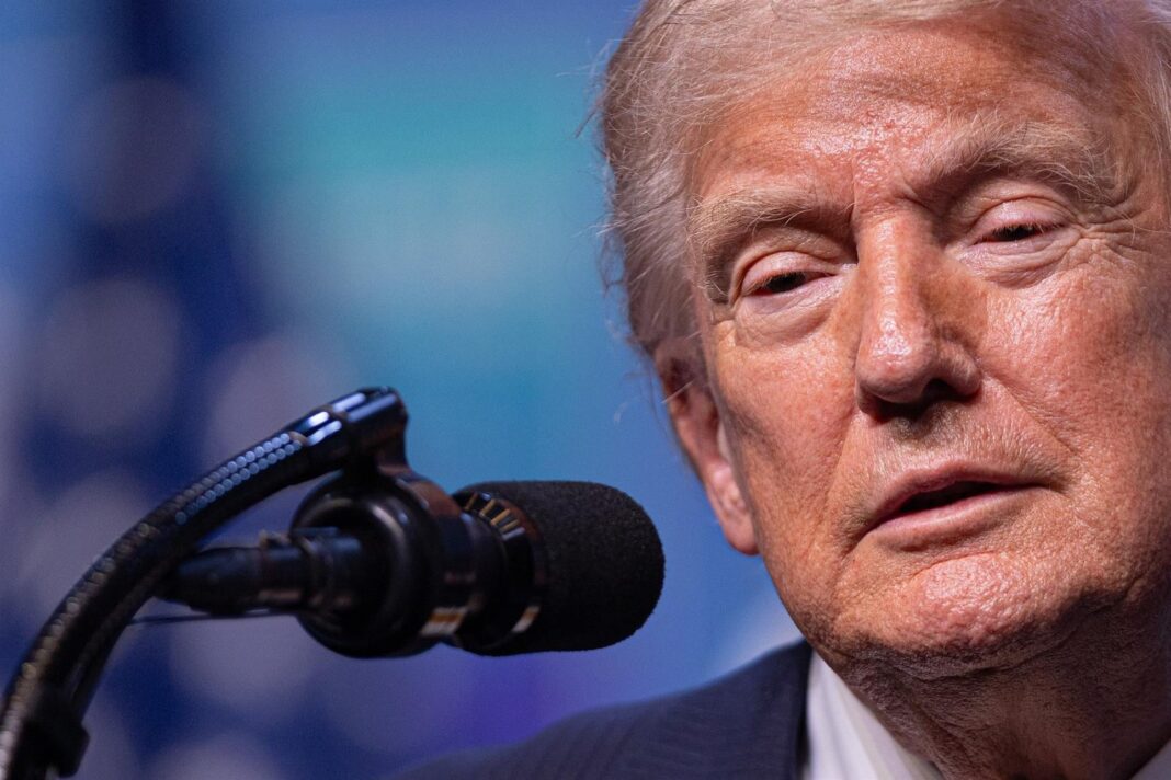 Donald Trump hablando por teléfono en el despacho oval