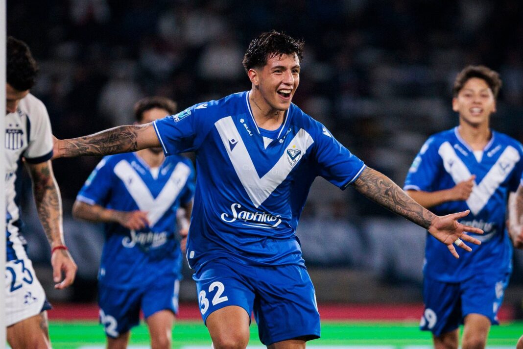 Vélez y Talleres durante el partido en el Estadio Mario Alberto Kempes